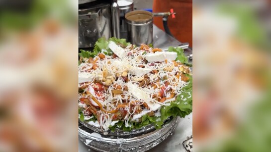 Dry-Fruit Omelette: गुड़गांव के एक वेंडर ने 10 अंडे के साथ बनाया 'ड्राई-फ्रूट ऑमलेट' इंटरनेट यूजर वीडियो देख बोले...