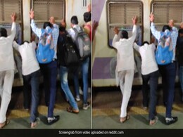 मुंबई लोकल के नीचे फंसा शख्स, यात्रियों ने ट्रेन को धक्का देकर ऐसे बचाई जान, वायरल हुआ VIDEO मुंबई लोकल के नीचे फंसा शख्स, यात्रियों ने ट्रेन को धक्का देकर ऐसे बचाई जान, वायरल हुआ VIDEO