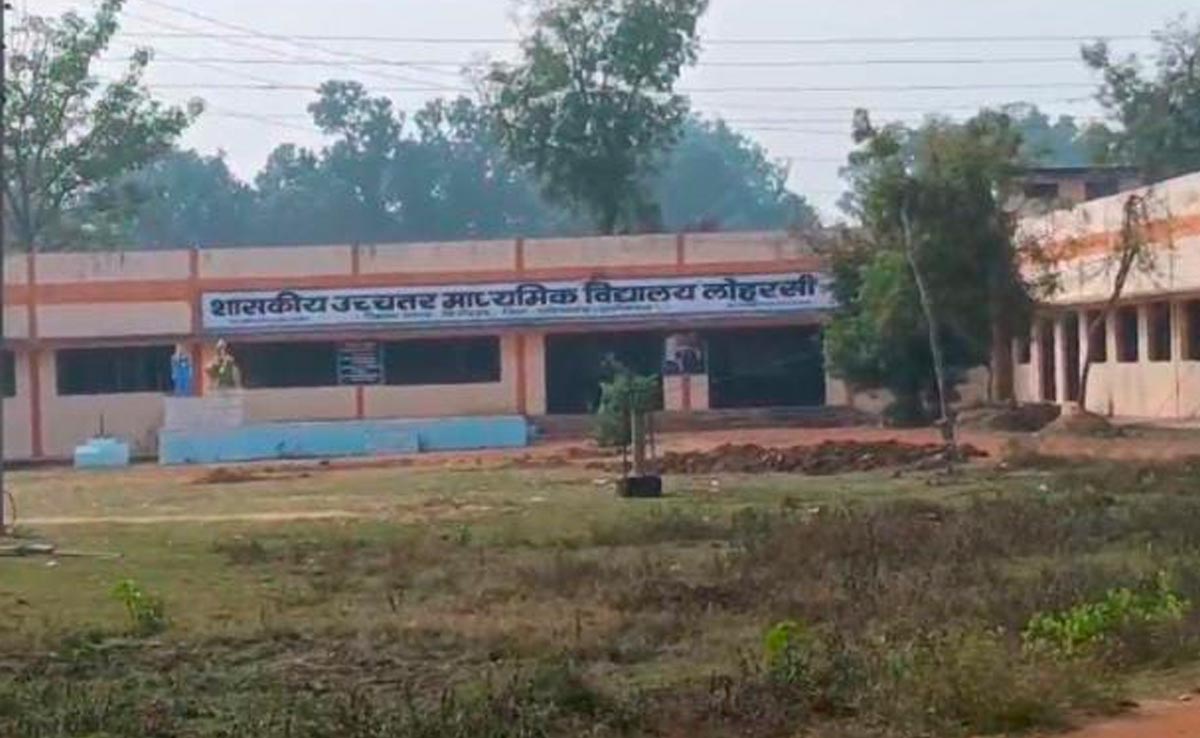 बिना शिक्षक कैसे पढ़ें बच्चे? तंग होकर छात्रों ने स्कूल में जड़ा ताला, DEO ने समझाया फिर खुला गेट