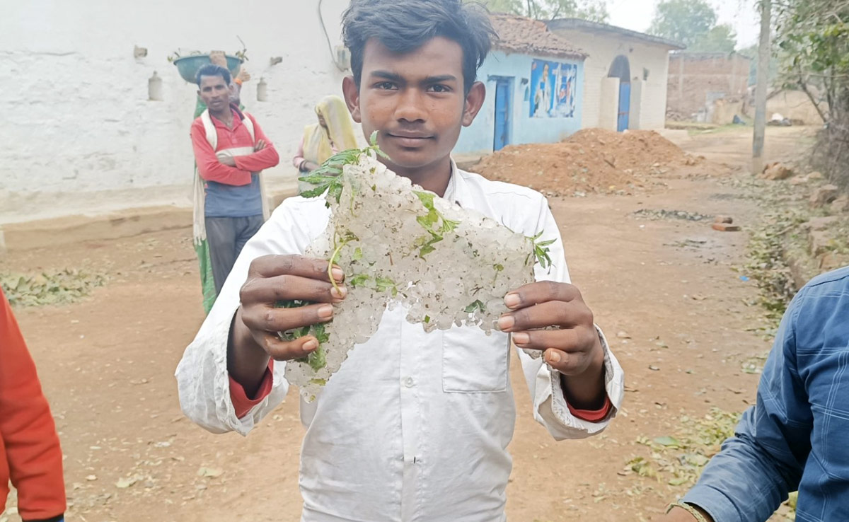 हे अन्नदाता ! प्रदेश में आप पर 'सियासत' जारी है...आप मुआवजे का करें इंतजार