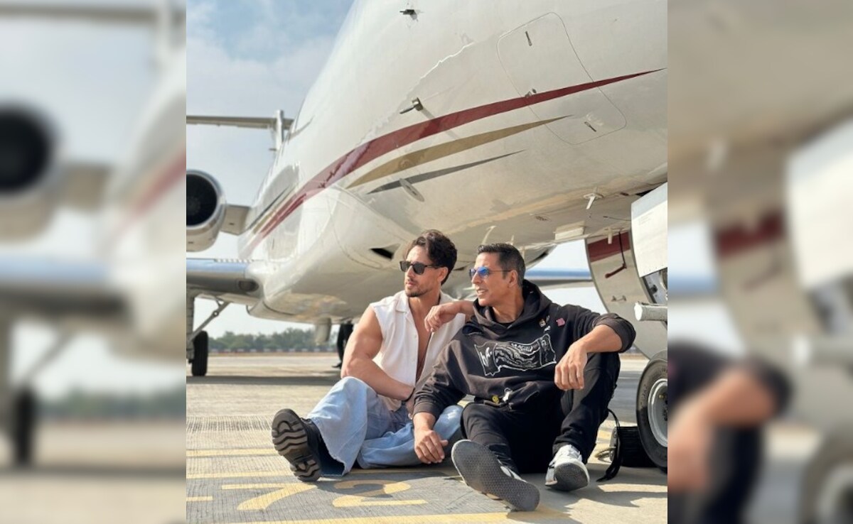 Just <i>Bade Miyan</i> Akshay Kumar And <i>Chote Miyan</i> Tiger Shroff Sitting On A Runway