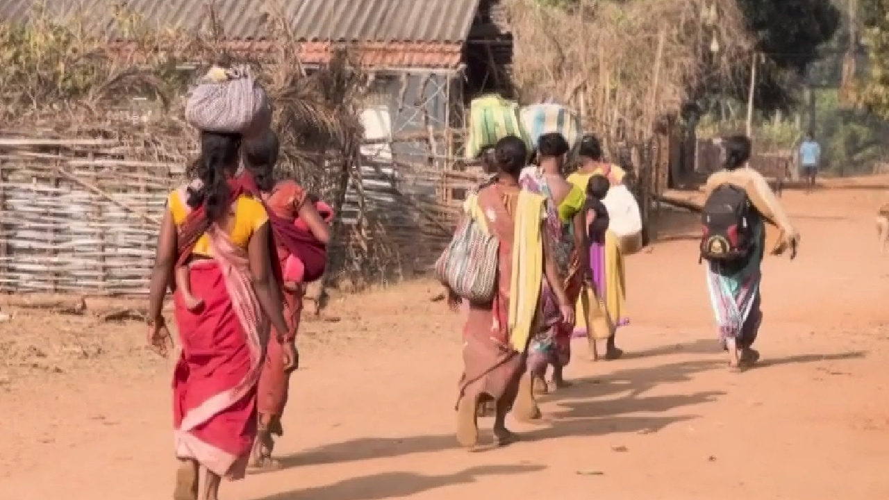 छत्तीसगढ़ का ये गांव जहां आदिवासियों  को 35 किलोमीटर दूर मिलता है राशन