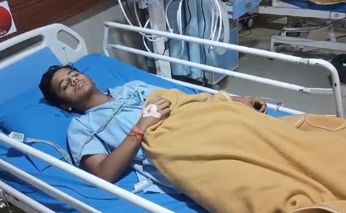 बच्चे को लेने स्कूल आए परिजनों पर मधुमक्खियों ने ऐसे बरपाया कहर, अस्पताल में चल रहा है इलाज