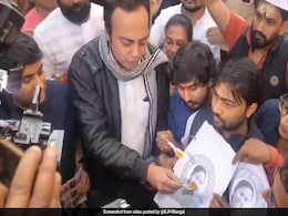 PM मोदी के खिलाफ ममता के बयान पर BJP का अनोखा प्रदर्शन, CM की तस्वीर को पिलाया 'शहद' PM मोदी के खिलाफ ममता के बयान पर BJP का अनोखा प्रदर्शन, CM की तस्वीर को पिलाया 'शहद'