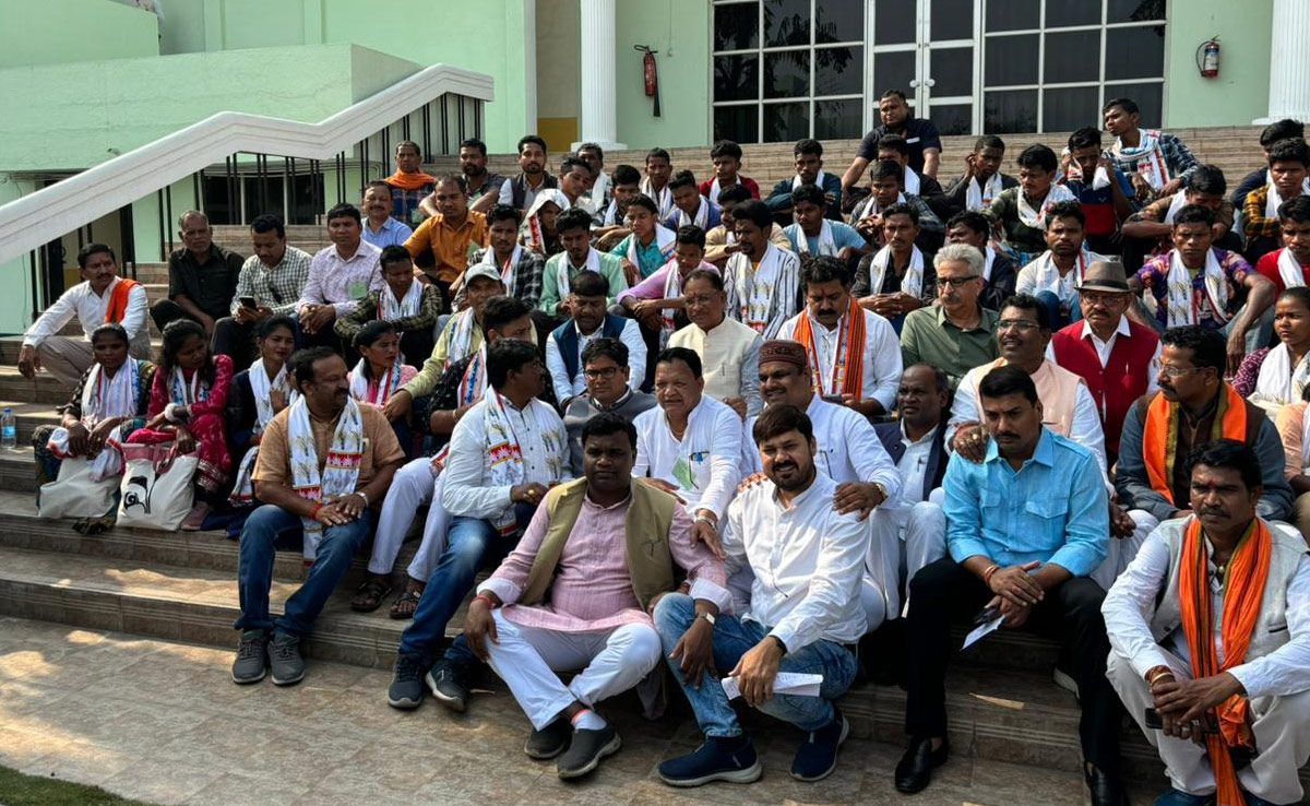 नक्सल कमांडर हिड़मा के गांव के लोगों को CM ने दिखाया 'जनताना सरकार'