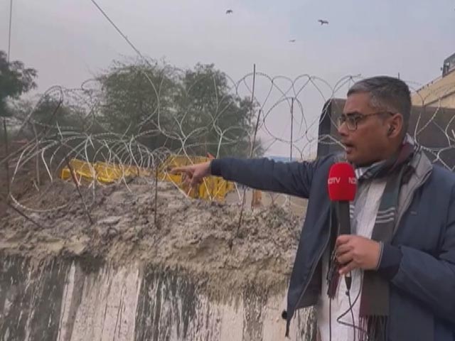 किसानों को रोकने के लिए गाजीपुर बार्डर पर खड़ी की गई कंक्रीट की दीवार