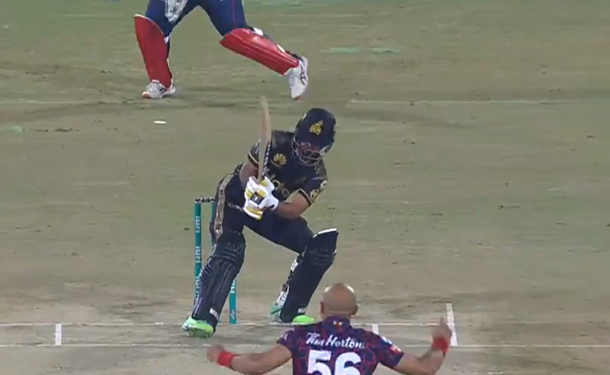 Watch: मानो घर की छत पर प्लास्टिक गेंद से खेल रहे हों, पेशावर के सैम अयूब का यह गजब शॉट हुआ वायरल