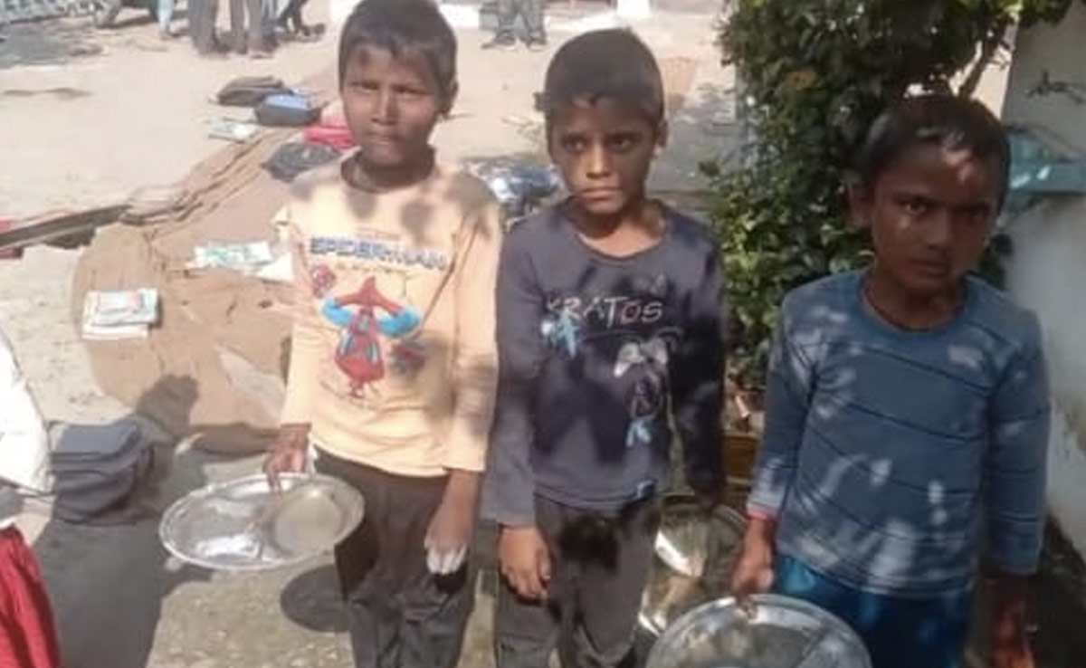 मिड-डे मील का मैन्यू हुआ भूली बिसरी बात! बच्चे धो रहे जूठी थालियां, चिंता में डाल देगा सरकारी स्कूलों का हाल