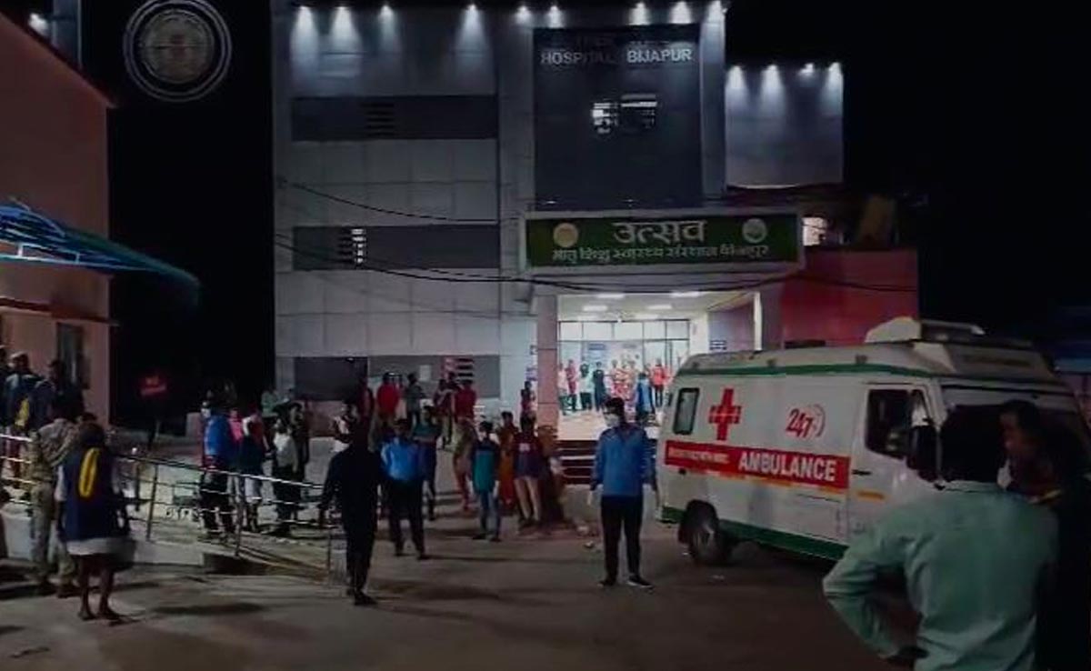 बीजापुर में भीषण सड़क हादसा: ट्रेलर ने पिकअप वाहन को मारी टक्कर, 4 की मौत, 10 घायल