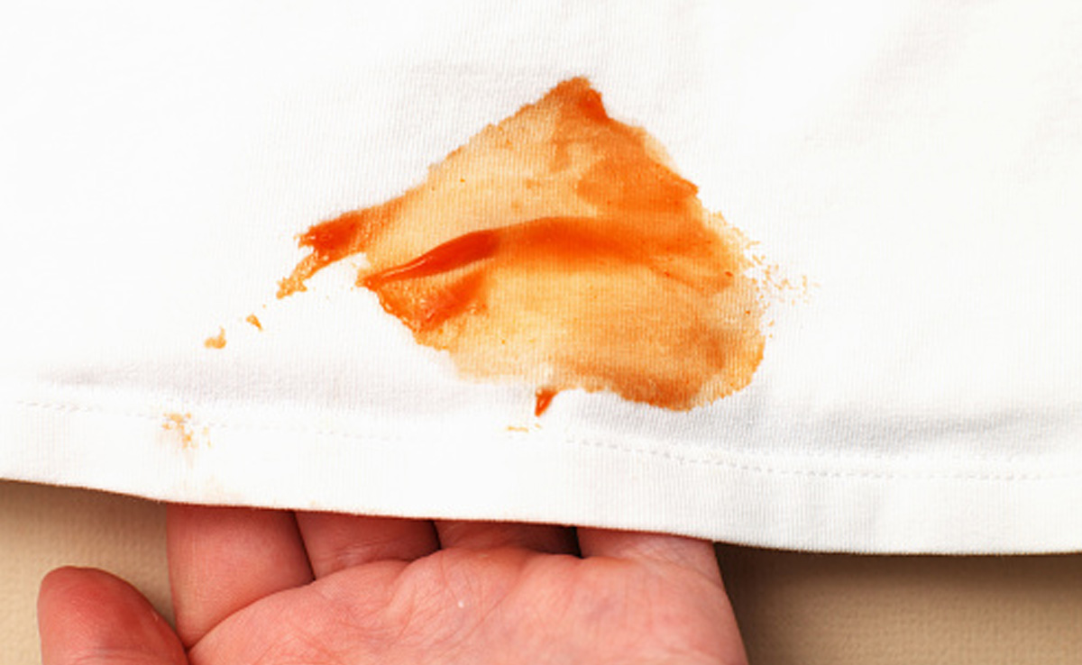 Stain Removal Tricks: सफेद कपड़ों पर लगे दाग-धब्बे ऐसे छुड़ाएं, इन तरीकों से फिर से चमकने लगेंगे आपके कपड़े
