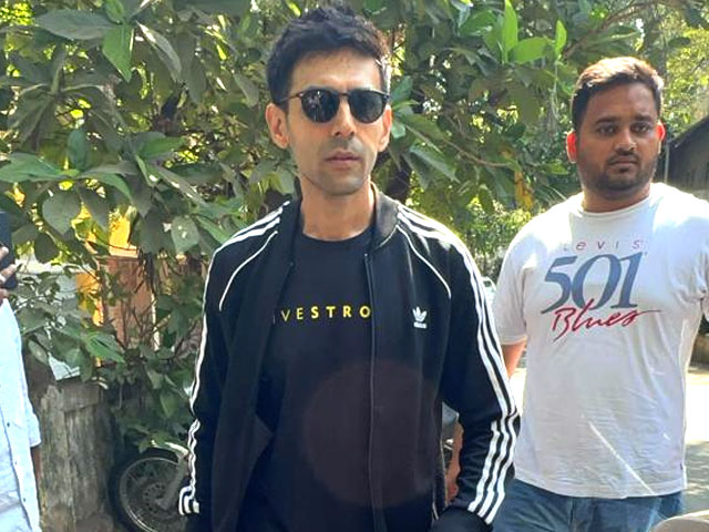 Kartik Aaryan Teases The Paps Like This