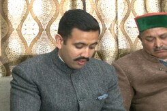 "Didn't Get Land For Father's Statue": Himachal Congress Leader Breaks Down "Didn't Get Land For Father's Statue": Himachal Congress Leader Breaks Down