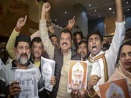 MP: हंगामे के साथ शुरू हुआ विधानसभा का सत्र, राज्यपाल के अभिभाषण के बीच विपक्ष का वॉकआउट MP: हंगामे के साथ शुरू हुआ विधानसभा का सत्र, राज्यपाल के अभिभाषण के बीच विपक्ष का वॉकआउट