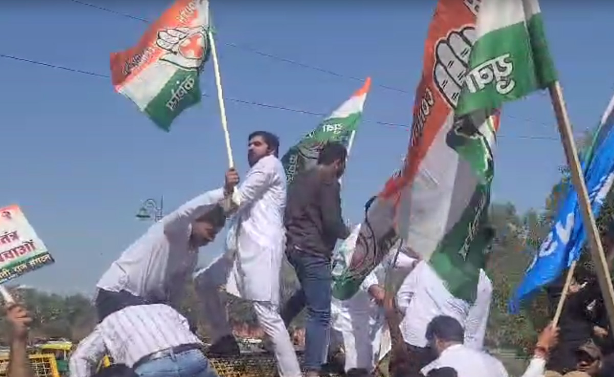 Congress Protest: कांग्रेस के बैंक अकाउंट फ्रीज करने का जयपुर में विरोध, आयकर विभाग कार्यालय के सामने कांग्रेसियों ने किया प्रदर्शन