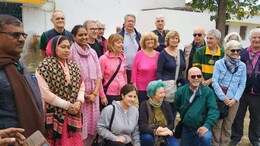 विदेशियों को खूब रास आया MP का ये स्कूल, बच्चों के साथ खिंचवाई सेल्फी, कहा- 'सो नाईस'&nbsp;