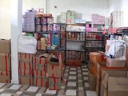 एक ही बिल्डिंग में ऊपर है रिहायशी मकान और नीचे पटाखों का गोदाम, अब हुई ये कार्रवाई एक ही बिल्डिंग में ऊपर है रिहायशी मकान और नीचे पटाखों का गोदाम, अब हुई ये कार्रवाई