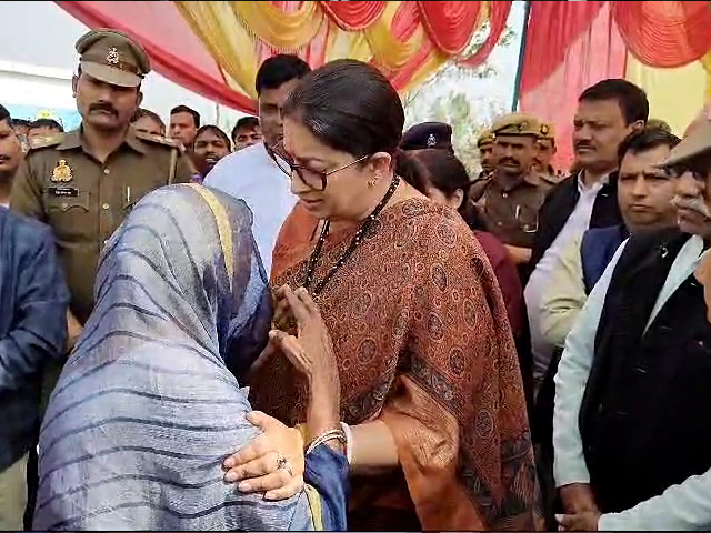 Amethi Woman's Emotional Appeal To Smriti Irani Amethi Woman's Emotional Appeal To Smriti Irani