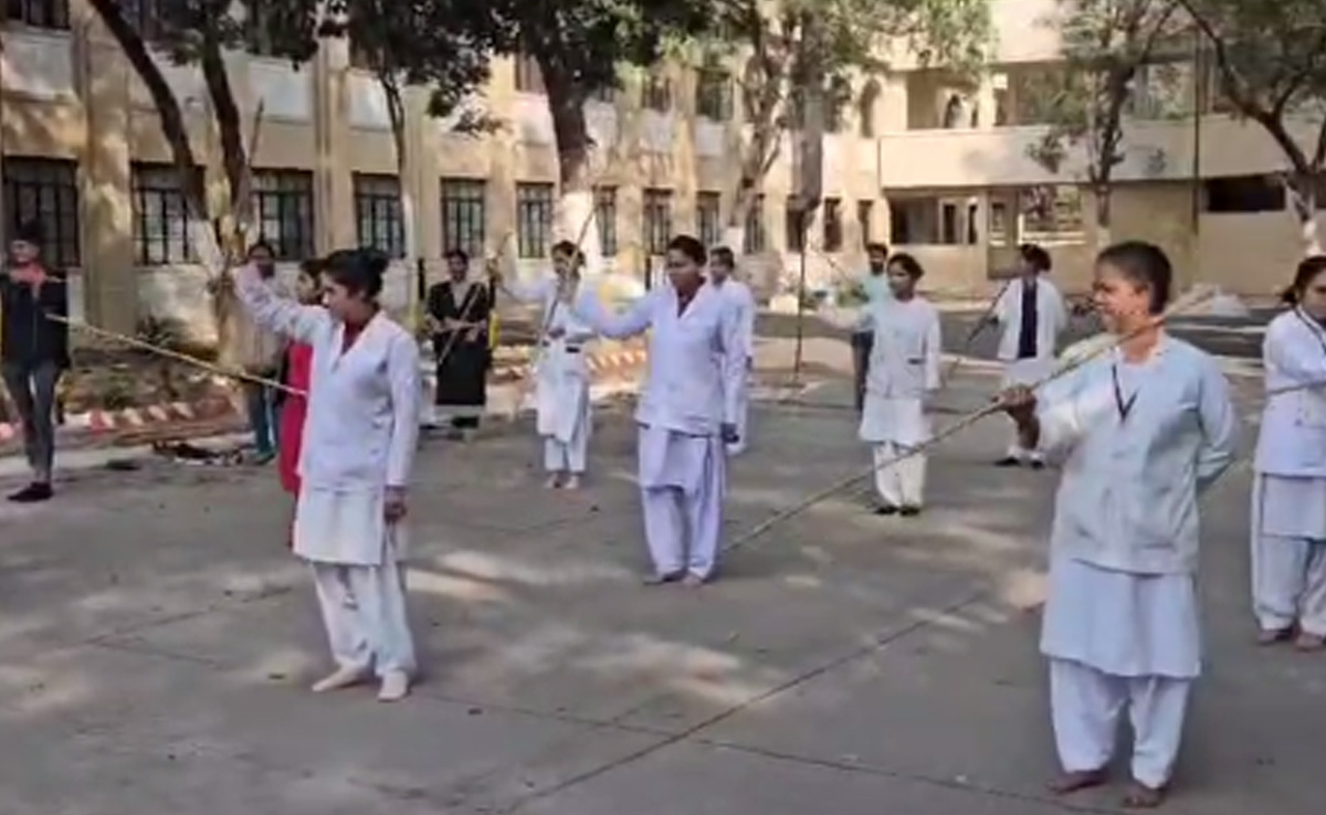 अस्पताल में उत्पात मचाने वाले हो जाएं सावधान, उत्पातियों से निपटने के लिए नर्सें ले रही हैं ऐसी ट्रेनिंग