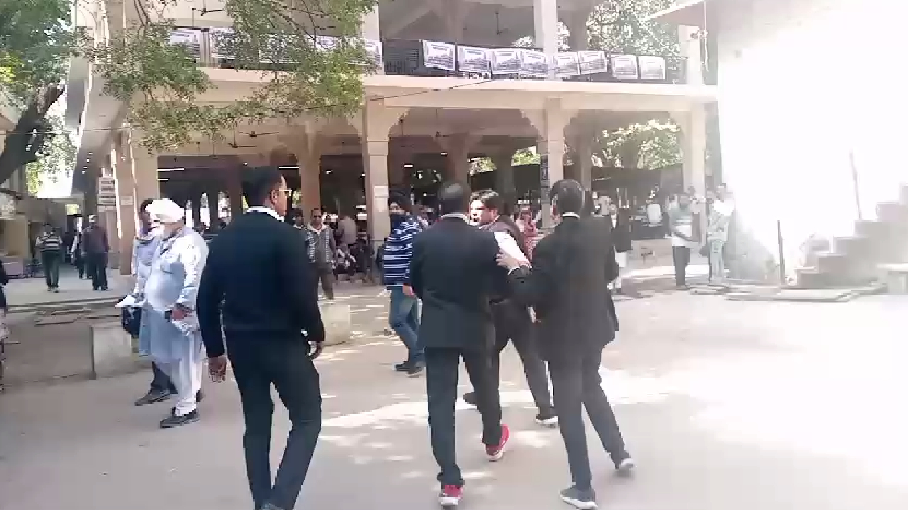 कोटा कोर्ट परिसर में सोशल मीडिया पर अभद्र टिप्पणी करने पर वकील की पिटाई
