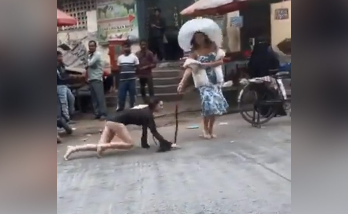 लड़की के गले में पट्टा बांधकर रोड पर घुमाती दिखी महिला, वीडियो देख लोगों का फिरा माथा