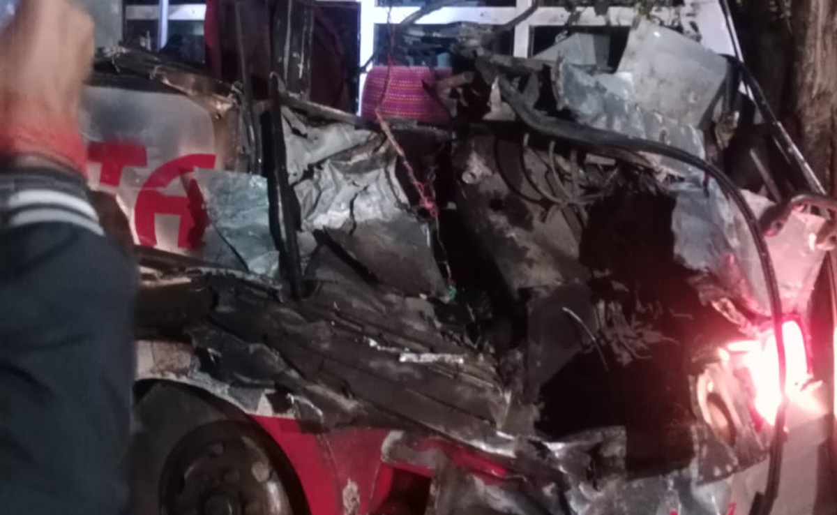 Road Accident: तेज रफ्तार बस डंपर से टकराई, हादसे में 12 लोग घायल