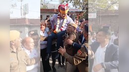 अजमेर के एसपी की लोगों ने की अनोखी विदाई, कुर्सी सहित उठाया कंधे पर, वीडियो वायरल