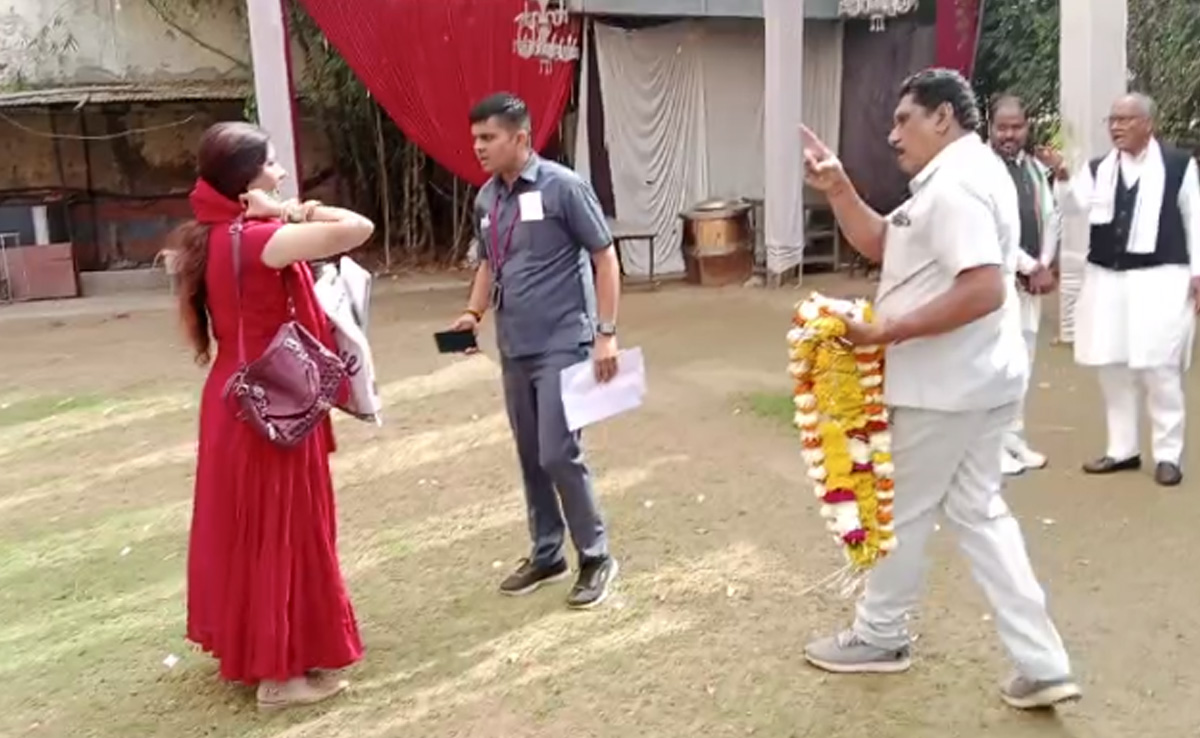 कार्यकर्ताओं से मुलाकात के दौरान दिग्विजय सिंह ने खोया आपा, महिला नेता को सिक्योरिटी वालों से निकलवाया बाहर