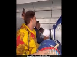 Watch: Passengers Sing Ram <i>Bhajan</i>, Play <i>Dholak</i> Onboard IndiGo Flight Watch: Passengers Sing Ram <i>Bhajan</i>, Play <i>Dholak</i> Onboard IndiGo Flight