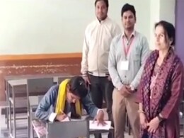 सख्ती की सारी हदें पार, बोर्ड परीक्षा में एक छात्रा देने पहुंचीं पेपर तो आठ कर्मचारियों ने दी ड्यूटी, वीडियो हुआ वायरल सख्ती की सारी हदें पार, बोर्ड परीक्षा में एक छात्रा देने पहुंचीं पेपर तो आठ कर्मचारियों ने दी ड्यूटी, वीडियो हुआ वायरल