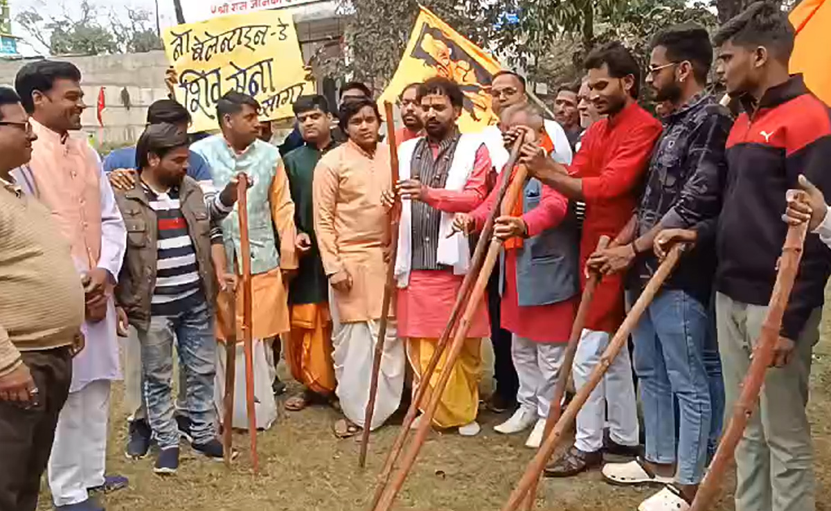 वैलेंटाइन डे पर बर्दाश्त नहीं की जाएगी अश्लीलता! सागर में शिवसैनिकों ने लाठियों को पिलाया तेल