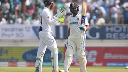 IND vs ENG: तीन विकेट जल्दी खोने के बाद रोहित-जडेजा ने संभाली पारी, कप्तान ने जमाया शानदार शतक