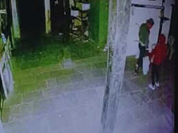 पुणे : कार्यालय से ईवीएम मशीन हुई चोरी, सीसीटीवी में कैद हुई घटना पुणे : कार्यालय से ईवीएम मशीन हुई चोरी, सीसीटीवी में कैद हुई घटना