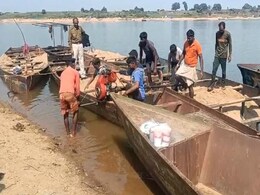 Narmadapuram: नर्मदा नदी में अवैध खनन के खिलाफ प्रशासन की कार्रवाई, रेत चोरी करने वाली 5 नावों को किया जब्त Narmadapuram: नर्मदा नदी में अवैध खनन के खिलाफ प्रशासन की कार्रवाई, रेत चोरी करने वाली 5 नावों को किया जब्त