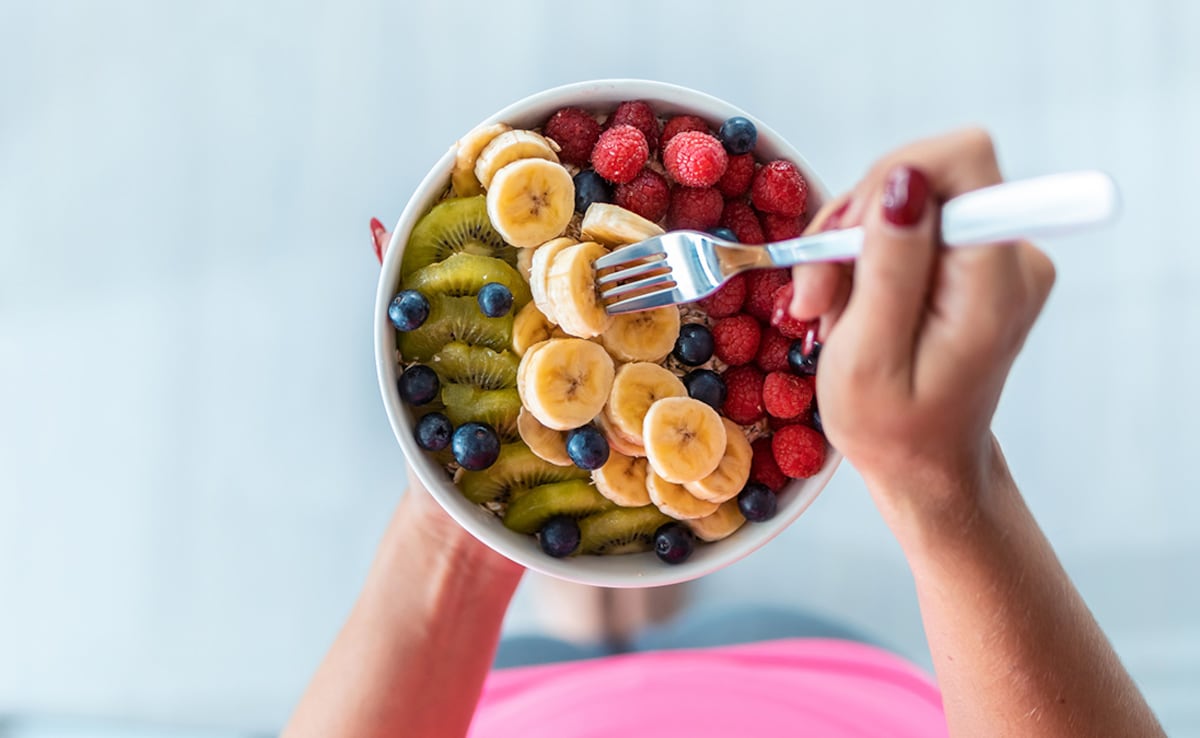 क्या हम भोजन के साथ फल खा सकते हैं? यहां जानें शरीर के लिए क्यों बन सकता है खतरनाक!!