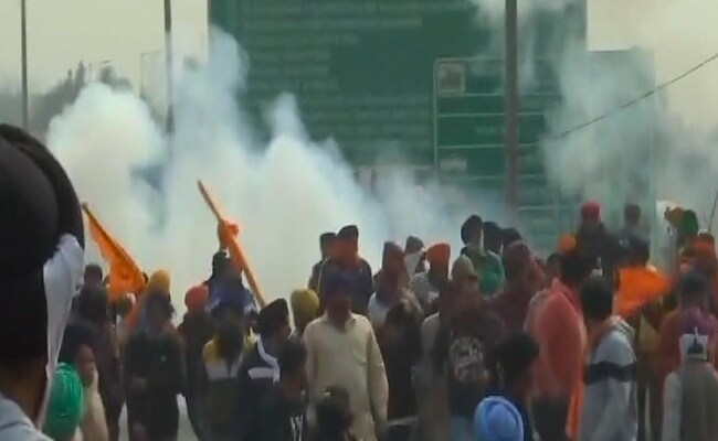 दिल्ली मार्च : किसानों ने बेरिकेड हटाने का प्रयास किया, पुलिस ने आंसू गैस के गोले छोड़े