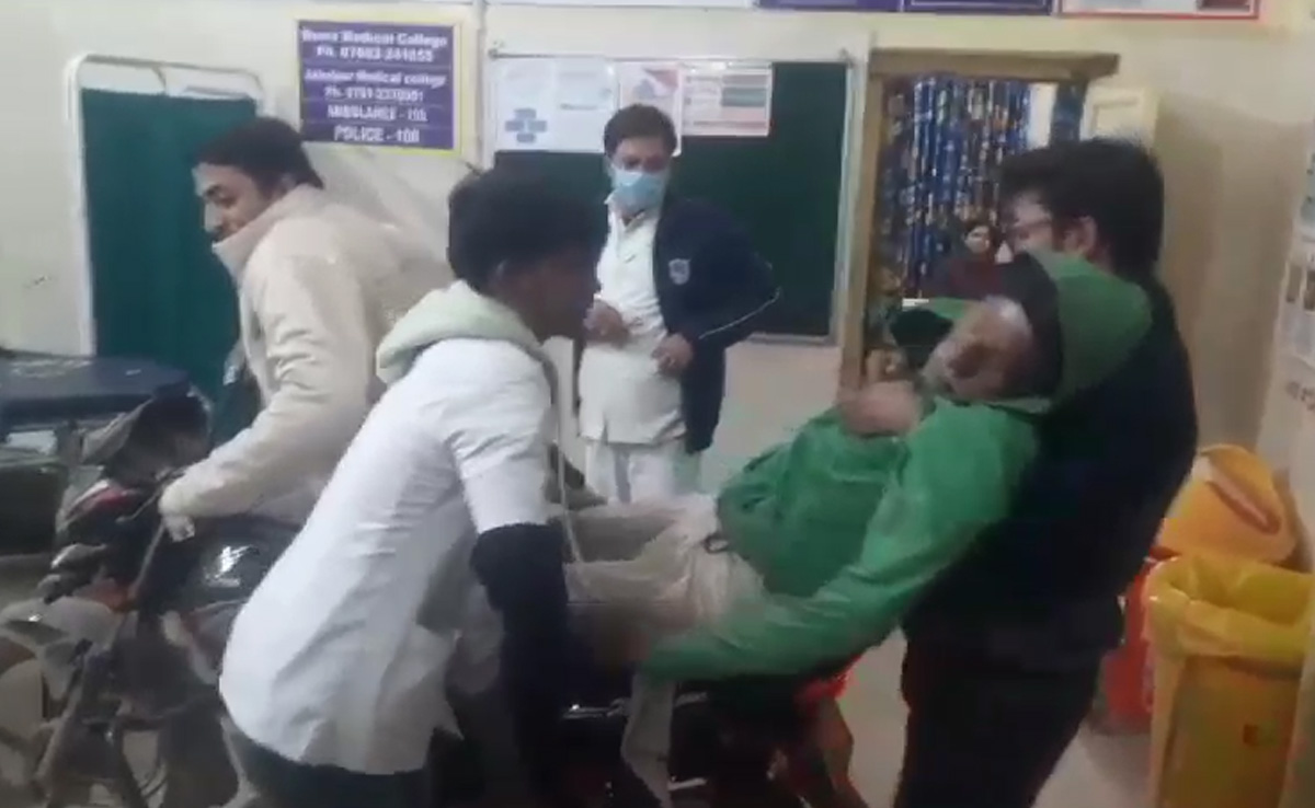 अस्पताल में दिखा 'थ्री ईडियट्स' फिल्म का सीन, मरीज को बाइक से इमरजेंसी वार्ड तक लेकर पहुंचा शख्स