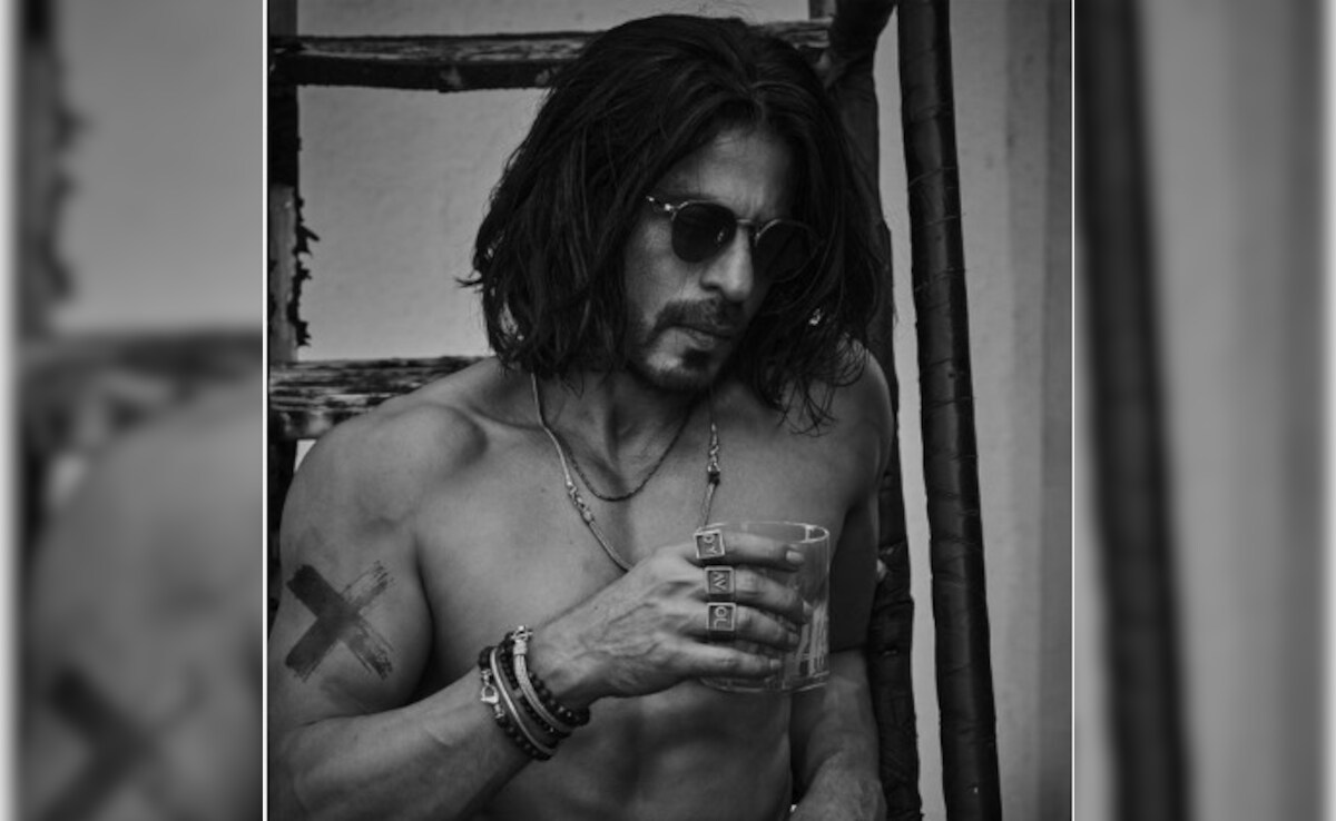 Crazy Viral: The Internet Is Losing Its Mind Over Shah Rukh Khan's "Reverse Aging" Shirtless Pic