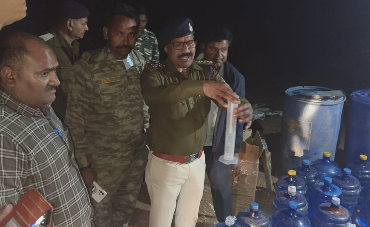 गोदाम की आड़ में भाजपा नेता चला रहा था अवैध शराब की फैक्ट्री, मिली 1 करोड़ से ज्यादा की सामग्री
