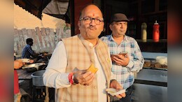 मिलिए मिर्चीबड़े के शौकीन राजस्थान के भाजपा विधायक से, लाल बत्ती की गाड़ी छोड़ दुकानों पर आते नजर
