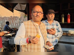 मिलिए मिर्चीबड़े के शौकीन राजस्थान के भाजपा विधायक से, लाल बत्ती की गाड़ी छोड़ दुकानों पर आते नजर