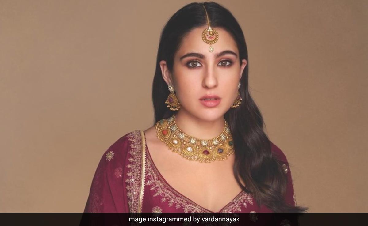 Sara Ali Khan's Maroon <i>Lehenga</i>  Is Serving Just The Right <i>Desi</i> Bridesmaid Goals