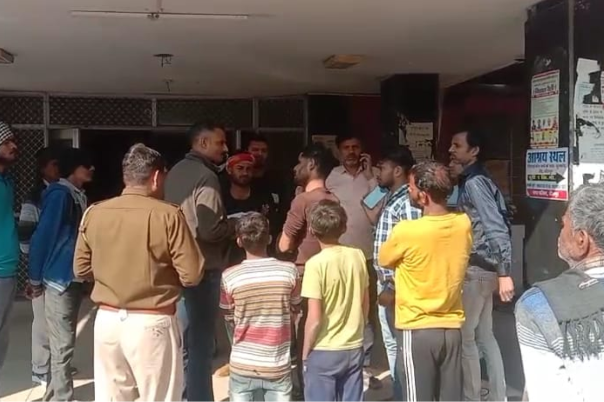 धौलपुर में गैस सिलेंडर फटने से विवाहिता झुलसी, मायके वाले बोले- आग लगाकर जलाया, गंभीर हाल में जयपुर रेफर धौलपुर में गैस सिलेंडर फटने से विवाहिता झुलसी, मायके वाले बोले- आग लगाकर जलाया, गंभीर हाल में जयपुर रेफर