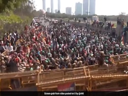 दिल्ली में घुसने से पहले प्रदर्शनकारी किसानों को पुलिस ने रोका, सभी बॉर्डर पर धारा-144, नोएडा में भयंकर जाम दिल्ली में घुसने से पहले प्रदर्शनकारी किसानों को पुलिस ने रोका, सभी बॉर्डर पर धारा-144, नोएडा में भयंकर जाम