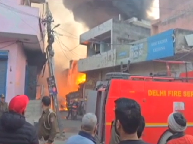 दिल्ली में दर्दनाक हादसा, आग लगने से 11 लोगों की मौत