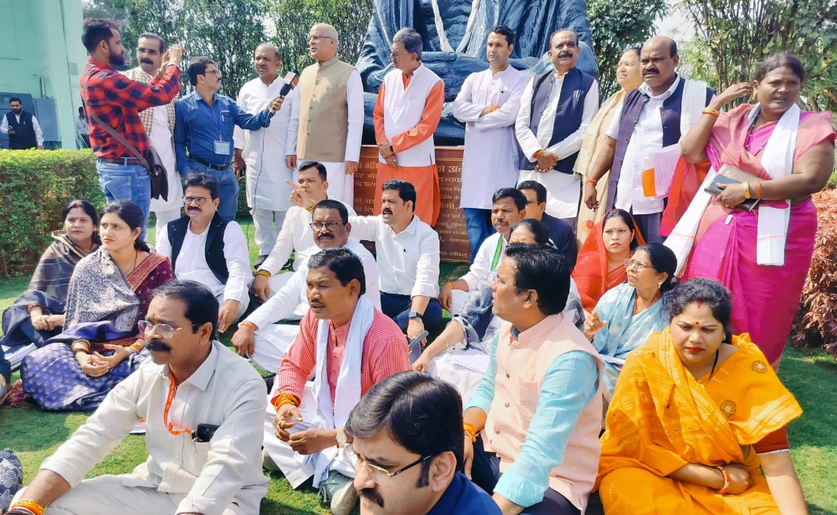 Chhattisgarh: धान खरीदी की समय-सीमा बढ़ाने को लेकर विधानसभा में हंगामा, विपक्ष ने सदन से किया वॉकआउट