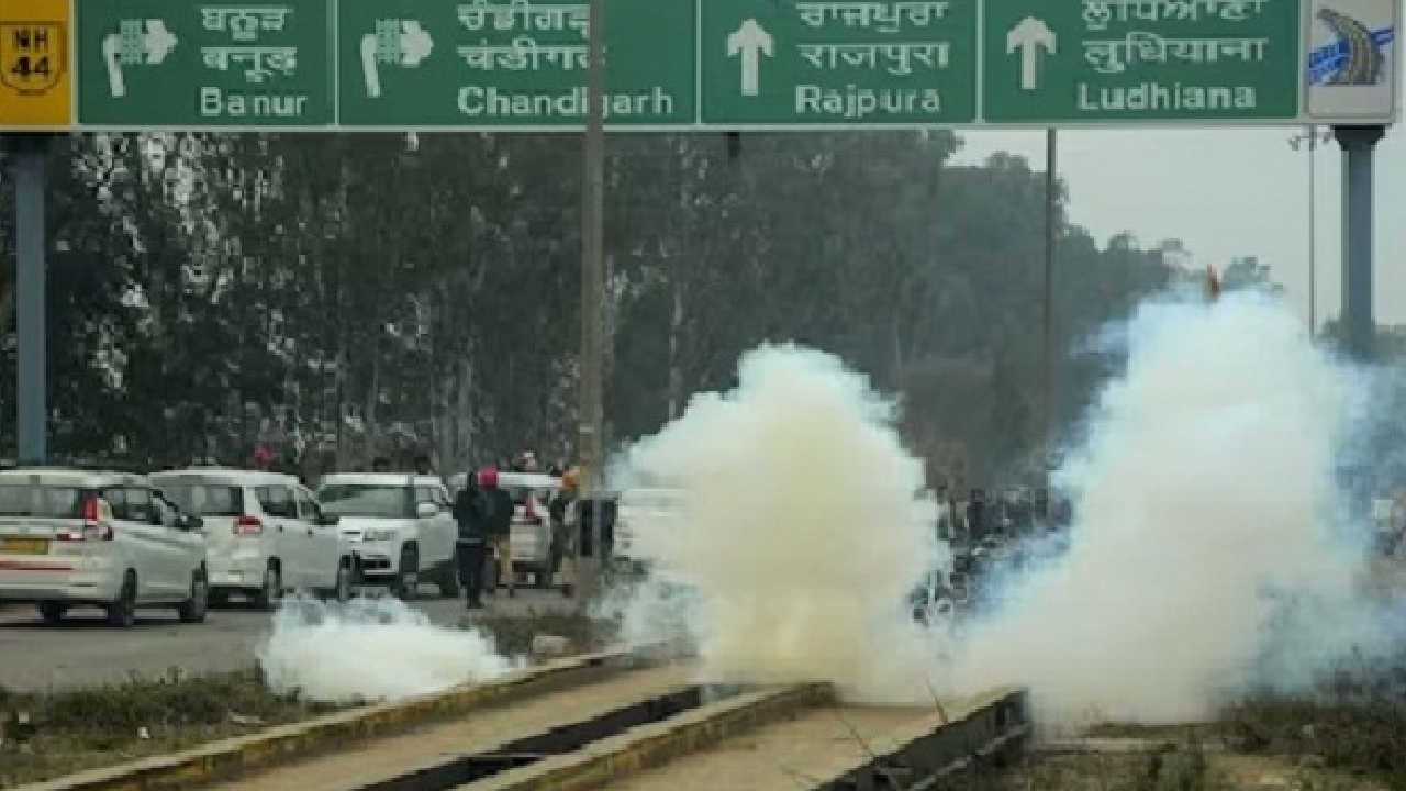 शंभू Border पर किसानों पर पुलिस ने दागे आंसू गैस के गोले, लिया बड़ा
