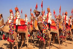 मरु महोत्सव के दूसरे दिन सुरों की महफिल से सजी जैसलमेर की शाम मरु महोत्सव के दूसरे दिन सुरों की महफिल से सजी जैसलमेर की शाम