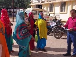 MP के पन्ना में गजब की लापरवाही! स्वास्थ्य केंद्र के कर्मियों को 18 महीने से नहीं मिला वेतन  MP के पन्ना में गजब की लापरवाही! स्वास्थ्य केंद्र के कर्मियों को 18 महीने से नहीं मिला वेतन