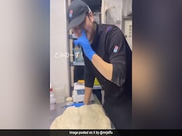 Domino's कर्मचारी ने नाक में उंगली डालकर पिज्जा बेस से पोंछा, वायरल वीडियो पर कंपनी का चौंकाने वाला रिएक्शन Domino's कर्मचारी ने नाक में उंगली डालकर पिज्जा बेस से पोंछा, वायरल वीडियो पर कंपनी का चौंकाने वाला रिएक्शन