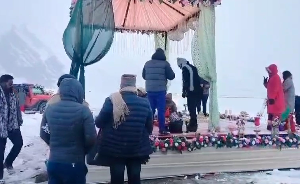 VIRAL : लाहौल स्पीति में -25 डिग्री के तापमान में शादी, गुजराती दुल्हन और केरल के दूल्हे ने बनाया रिकॉर्ड VIRAL : लाहौल स्पीति में -25 डिग्री के तापमान में शादी, गुजराती दुल्हन और केरल के दूल्हे ने बनाया रिकॉर्ड